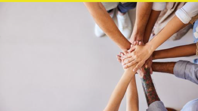 persone con le mani sovrapposte 