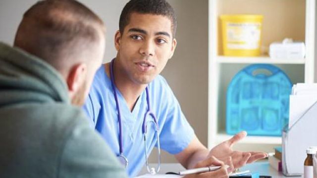 Medico che parla con un paziente