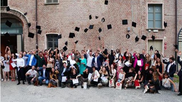 foto di gruppo di persone nel cortile della Cavallerizza