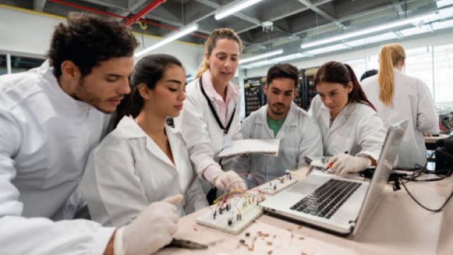 immagine di un gruppo di ricercatrici e ricercatori al lavoro