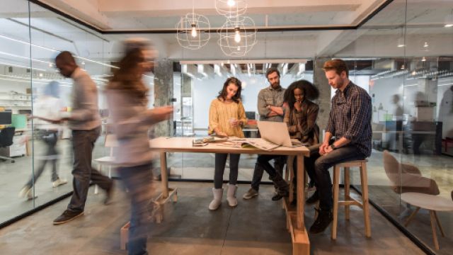 immagine di donne e uomini che lavorano insieme in un ufficio