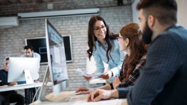 persone che lavorano davanti a computer
