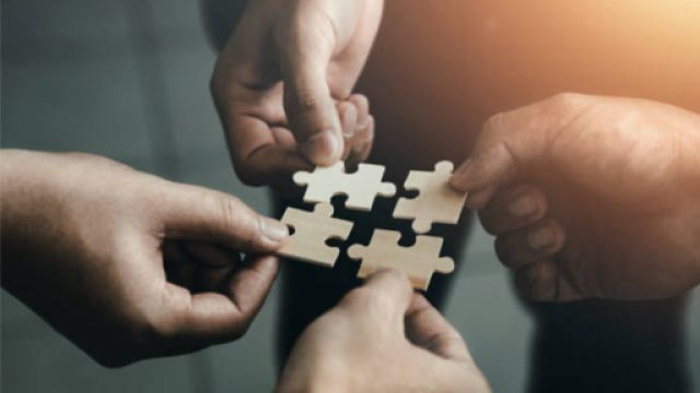 quattro tessere di puzzle che combaciano