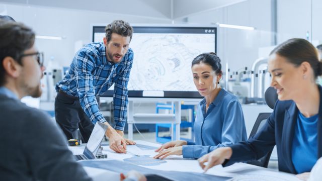 persone che lavorano intorno a un tavolo