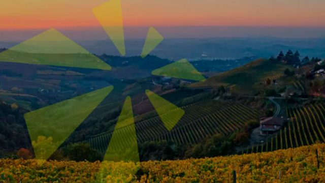 fotografia di un panorama collinare al tramonto