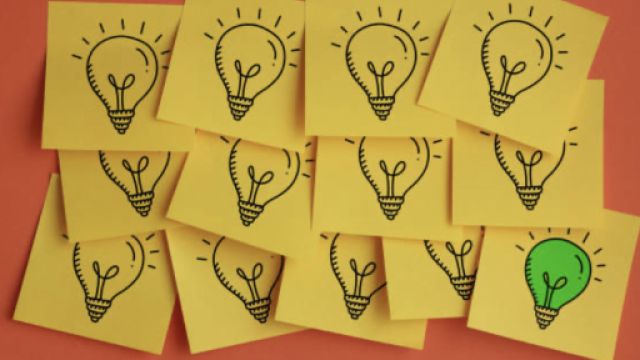 immagine di molti post-it con lampadina disegnata