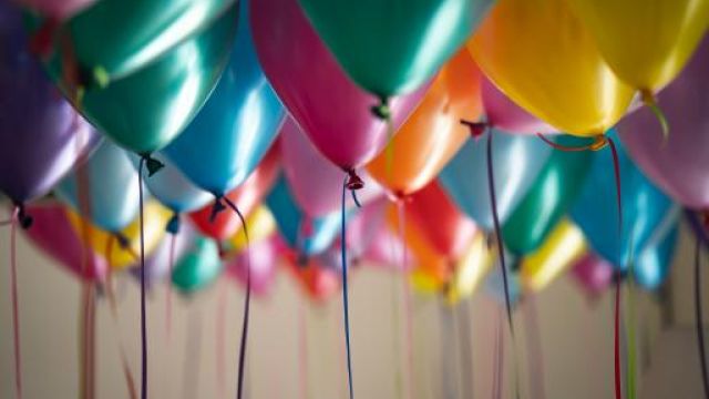Immagine con tanti palloncini colorati