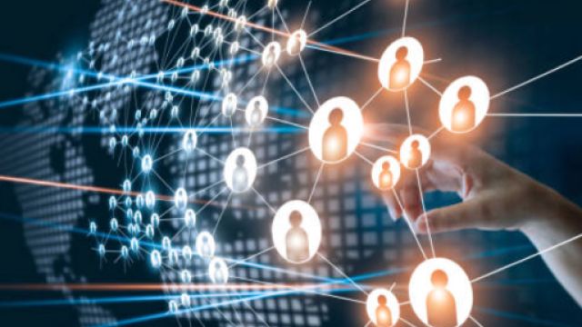 immagine di una mano che clicca su un pulsante di un network di comunicazione mondiale