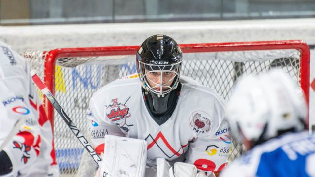 Studente atleta mentre pratica la disciplina sportiva dell'hockey su ghiaccio
