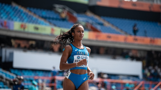 Studente atleta che pratica la disciplina sportiva dell'atletica leggera