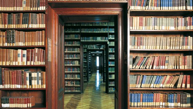 Scaffali di libri all'interno della biblioteca Arturo Graf