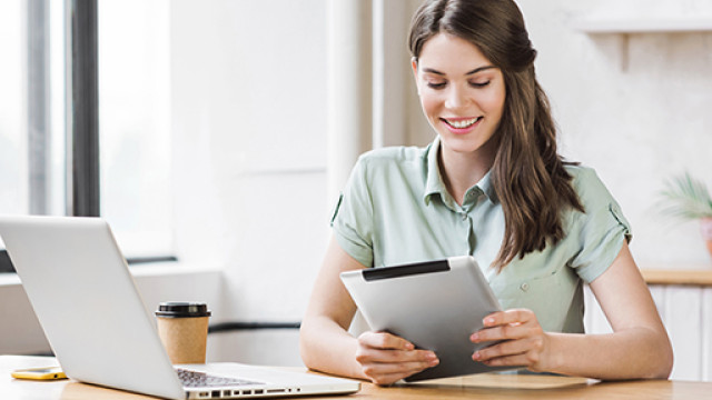 Credit: iStock / Getty Images Plus / Poike Studentessa alla scrivania con portatile e tablet