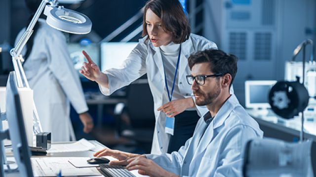 Credits: iStock / Getty Images Plus / gorodenkoff Due ricercatori al computer all'interno di un laboratorio