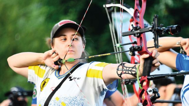 Studentessa atleta che pratica l'attività sportiva del tiro con l'arco