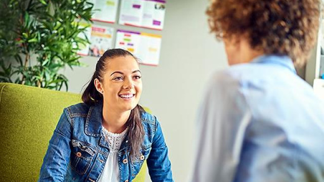 Studentessa seduta in uno studio per un consulto
