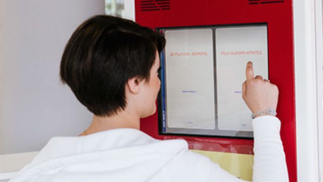 Studentessa consulta informazioni su un touch screen "null"