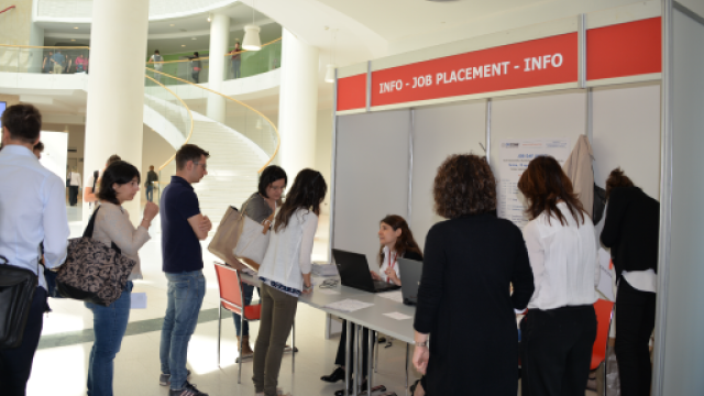 Studentesse e studenti in coda presso lo stand del Job Placement in occasione di una edizione delle giornate di orientamento