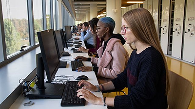 Studenti al computer