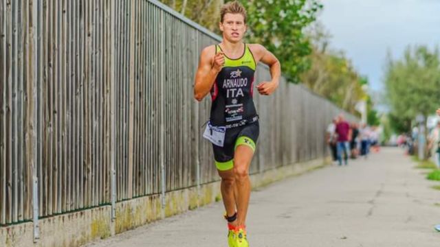 Studente atleta mentre pratica l'attività sportiva del triathlon