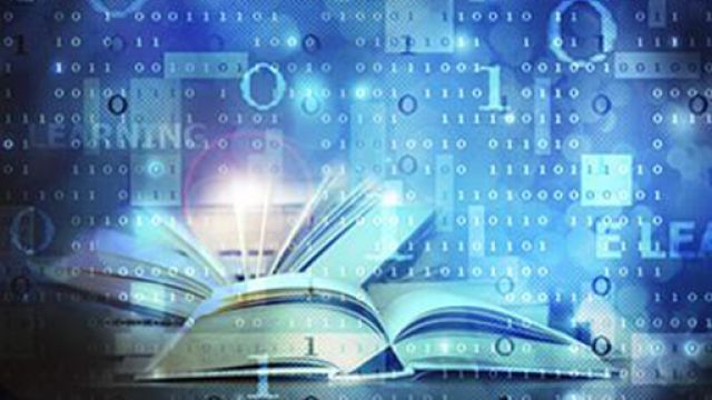 Calendario aggiornamenti istanze Moodle Un pc aperto in una grafica di linee azzurre