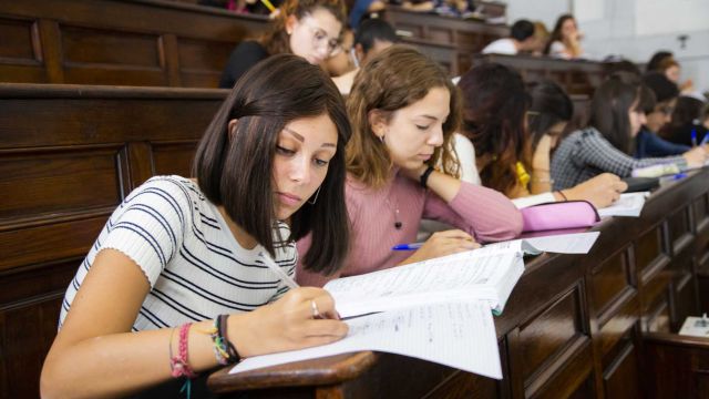 Studenti a lezione Studenti a lezione