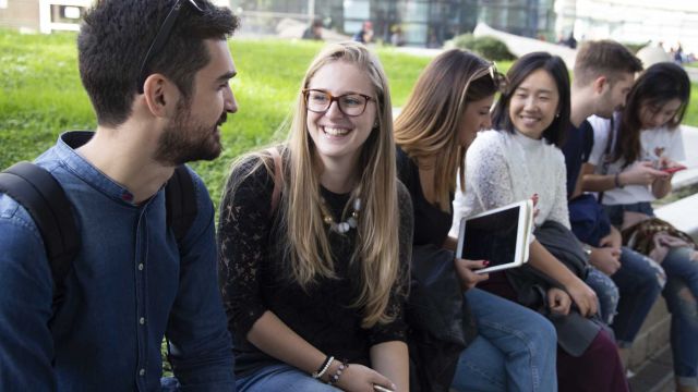 Studenti al Campus Luigi Einaudi Studenti al Campus Luigi Einaudi