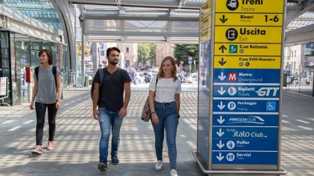 studenti studenti all'interno della stazione Porta Susa