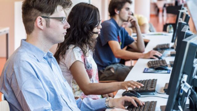 Studenti al computer