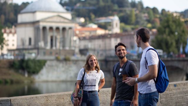 Studenti ai Murazzi del Po Studenti ai Murazzi del Po
