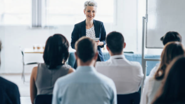Una donna tiene una lezione in un'aula