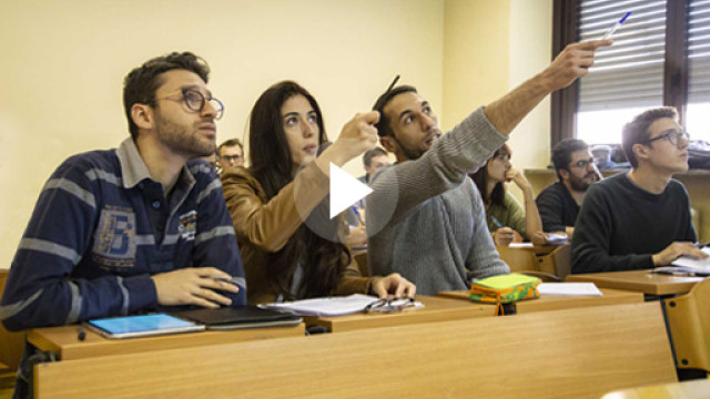 Continua a essere parte attiva di UniTo Studenti in aula che indicano in direzione di uno schermo o lavagna