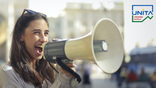 ragazza che parla con un megafono