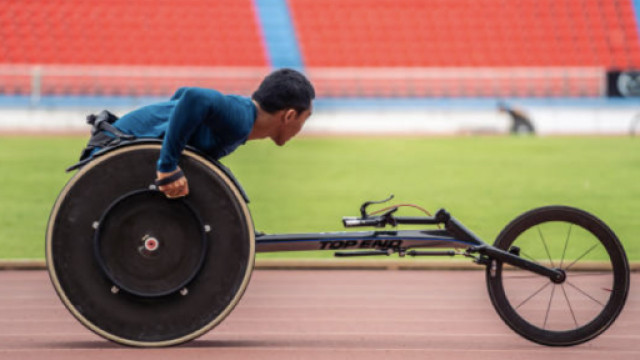 Sostegno dello sport agonistico paralimpico ad alto livello Fotografi di un atleta paralimpico