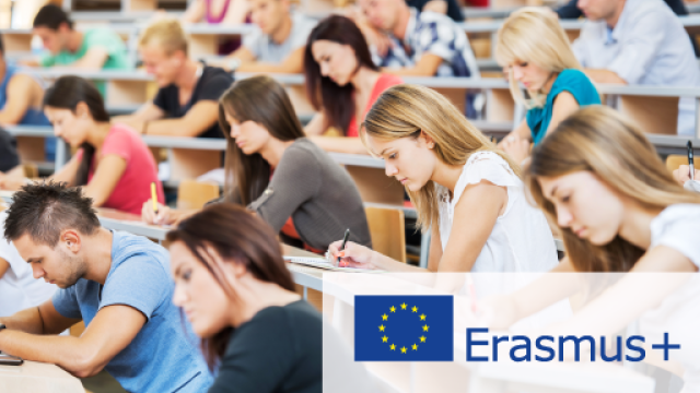 studenti e studentesse seguono una lezione in aula, logo Erasmus