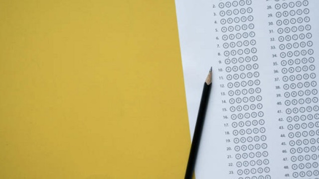 matita appoggiata su un foglio di un test a crocette