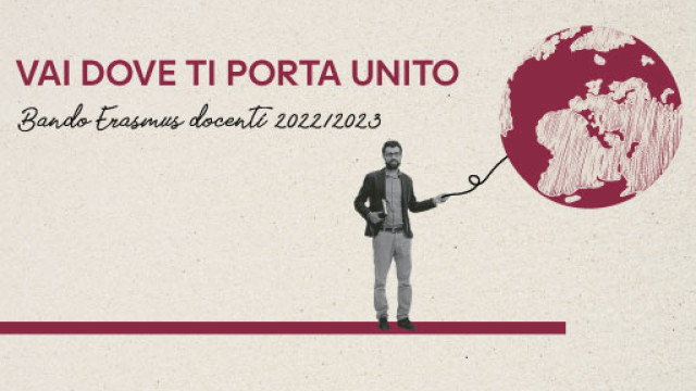 Un docente tiene in mano un palloncino a forma di mondo che rappresenta la mobilità Erasmus con la scritta vai dove ti porta unito