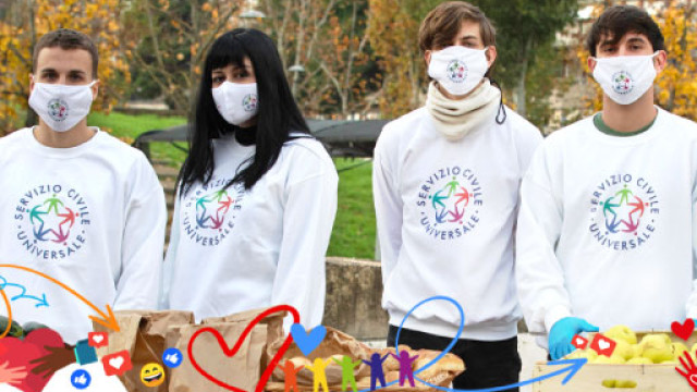 gruppo di ragazzi e ragazze con felpe con logo del servizio civile