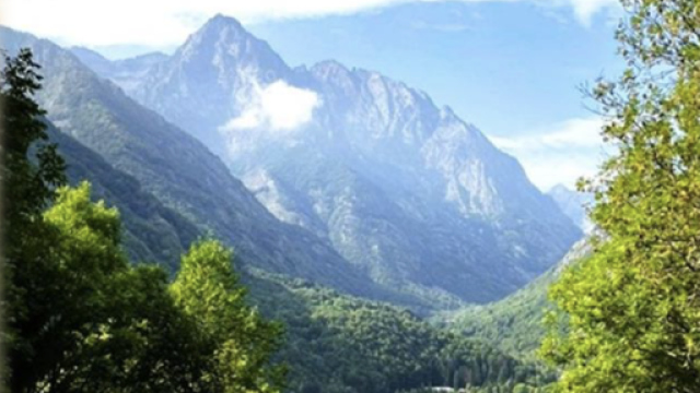 immagine di una montagna