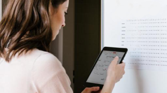 Calendario accademico e didattico Una studentessa controllo il calendario accademico dal suo ipad