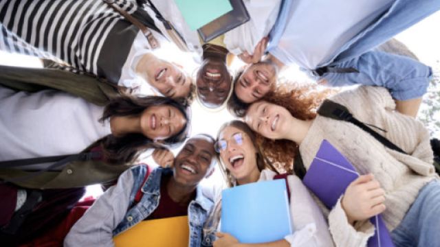 ragazze e ragazzi in cerchio