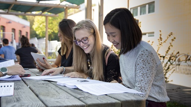Studenti - ©agenziazip due studentesse sorridenti sedute ad un tavolo