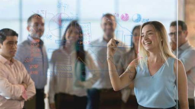 immagine di una donna che insegna a un gruppo di persone
