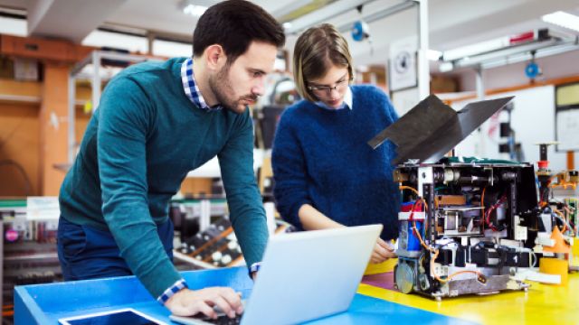 immagine di ricercatrice e ricercatore al lavoro in laboratorio
