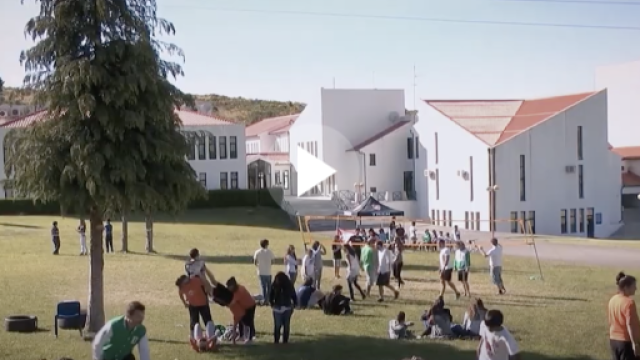 studenti all'esterno di un campus universitario