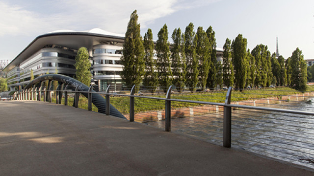Il Campus Einaudi fotografato dal ponte di Lungo Dora Siena