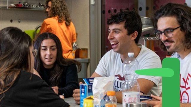 Collegio Universitario Einaudi Ragazzi e e ragazze seduti intorno ad un tavolo, sorridono