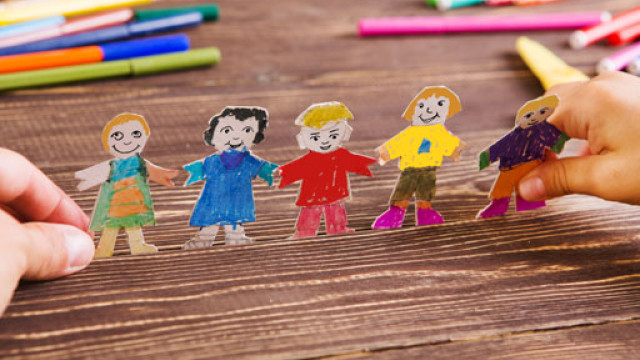 mani di bambino o bambina che giocano mani di bambino o bambina che giocano