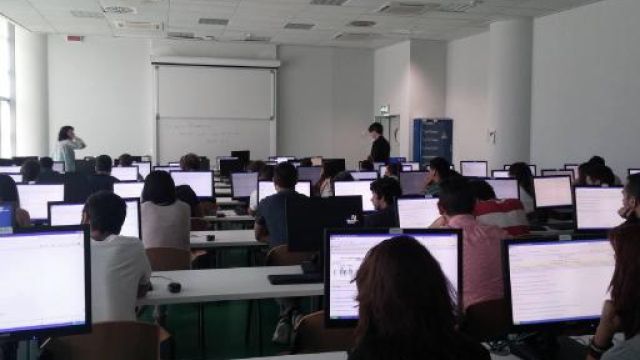 studenti a lezione in un'aula informatica