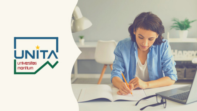 Corso UNITA online sulla cittadinanza europea - Seconda edizione Ragazza sorridente che scrive su un quaderno seduta ad un tavolo