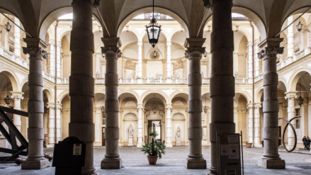 Cortile del Rettorato dell'Università cortile del Rettorato, vista da sotto i portici
